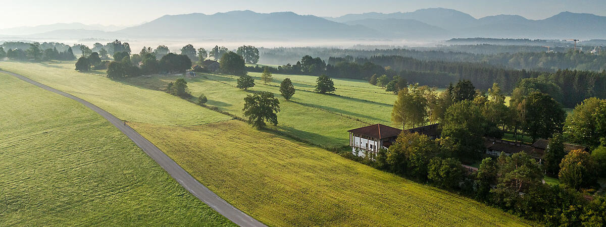 ZIST Seminarhaus in Penzberg, Oberbayern im Morgenlicht mit Alpenpanorama