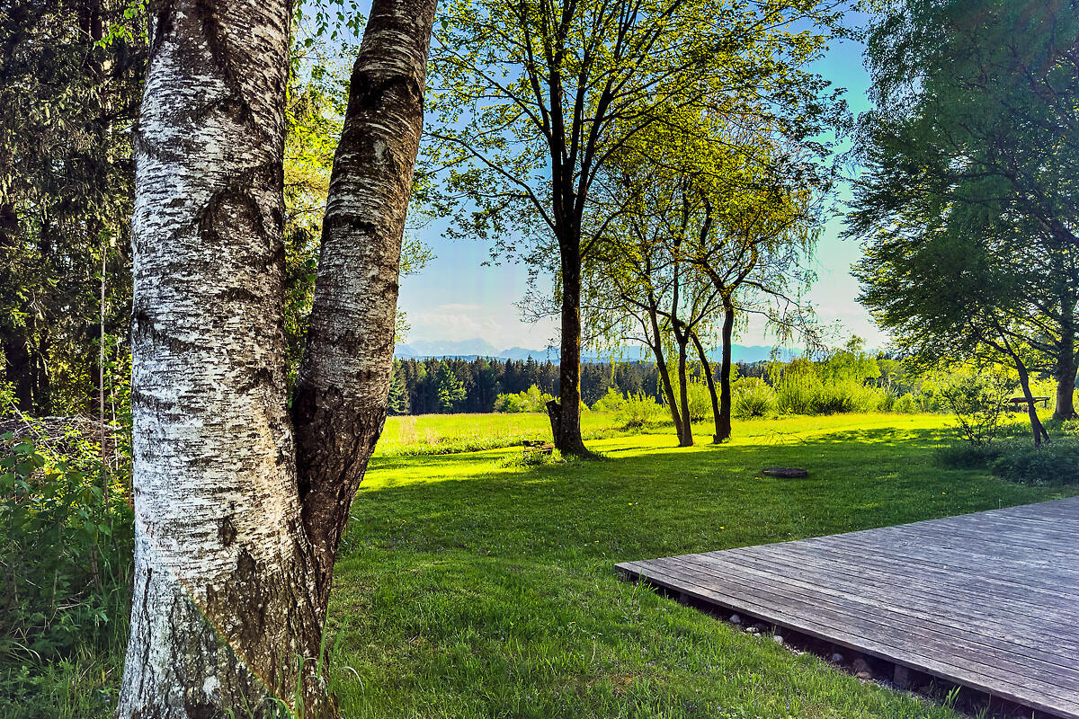 ZIST Garten vor großem Saal in Abendstimmung