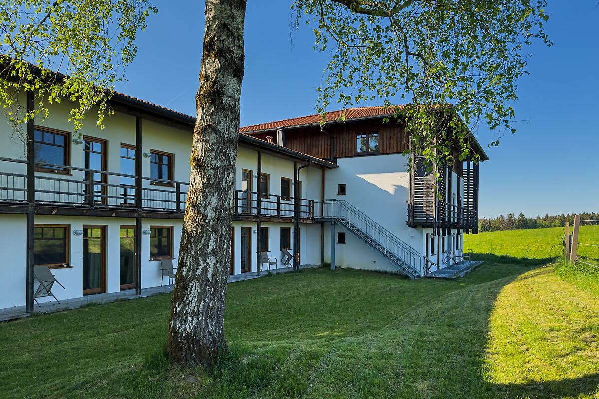 ZIST Neubau vor blauem Himmel