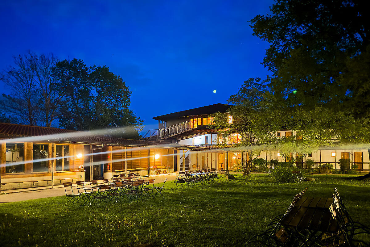 ZIST Innenhof bei Nacht
