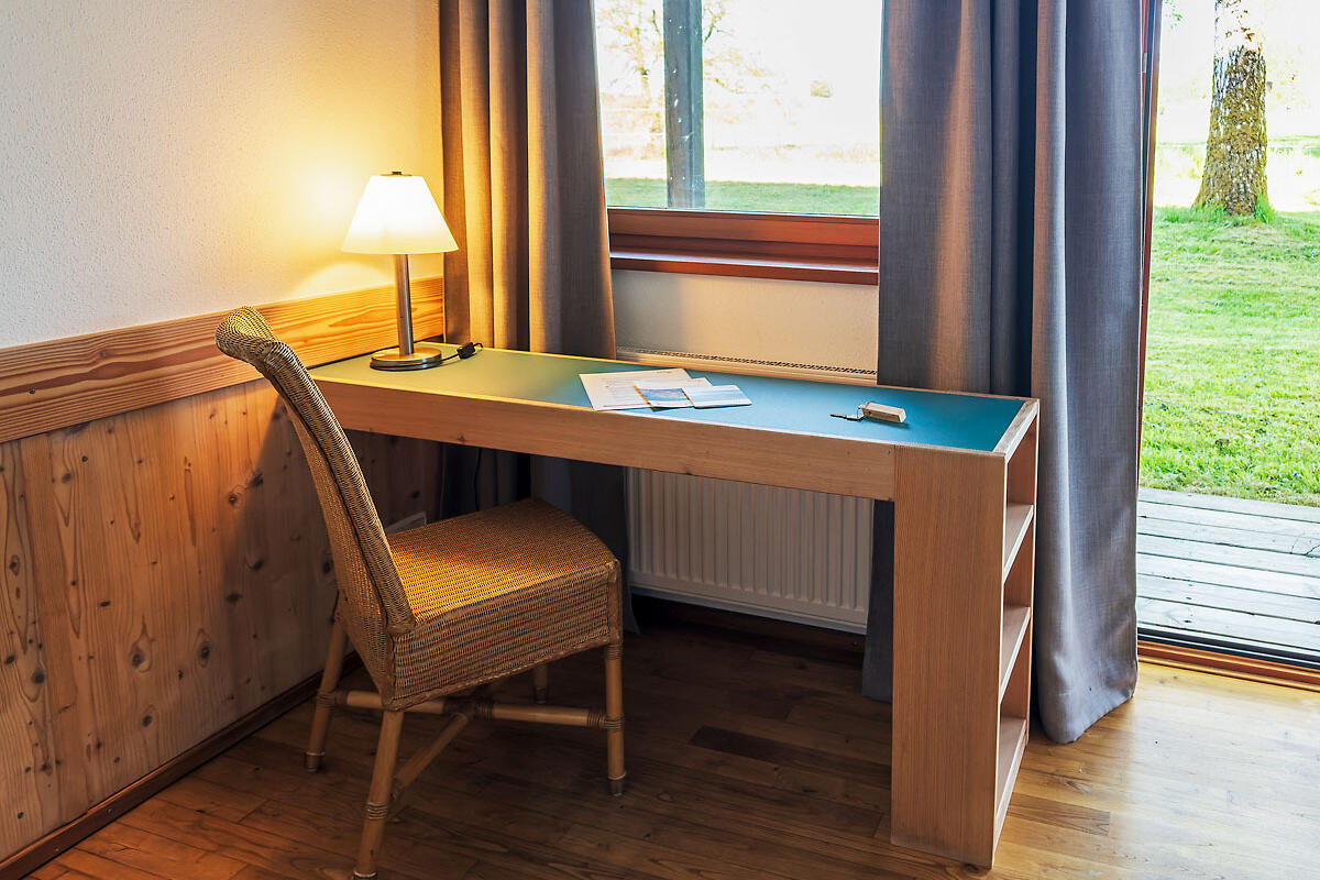 ZIST Zimmer mit Ausblick in den Garten