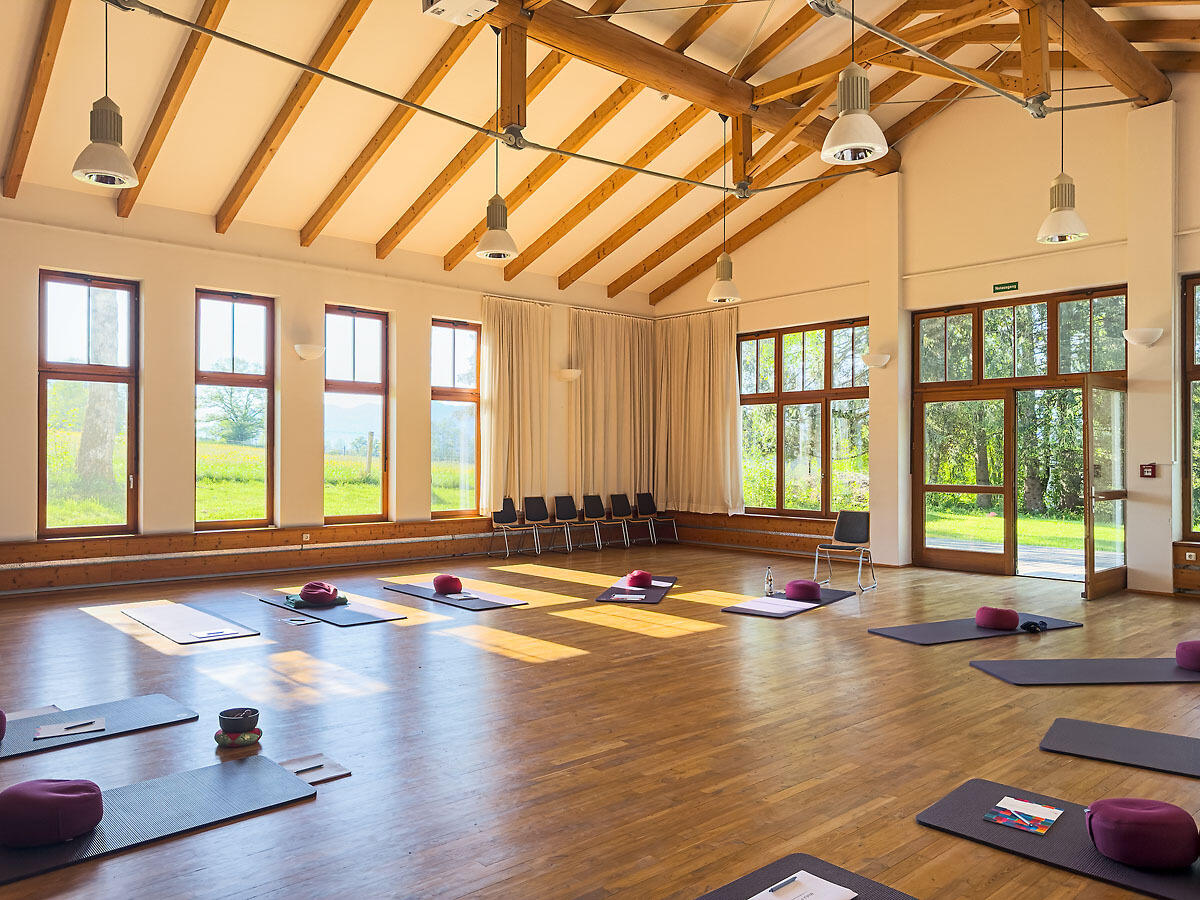 ZIST Großer Saal mit Yogamatten