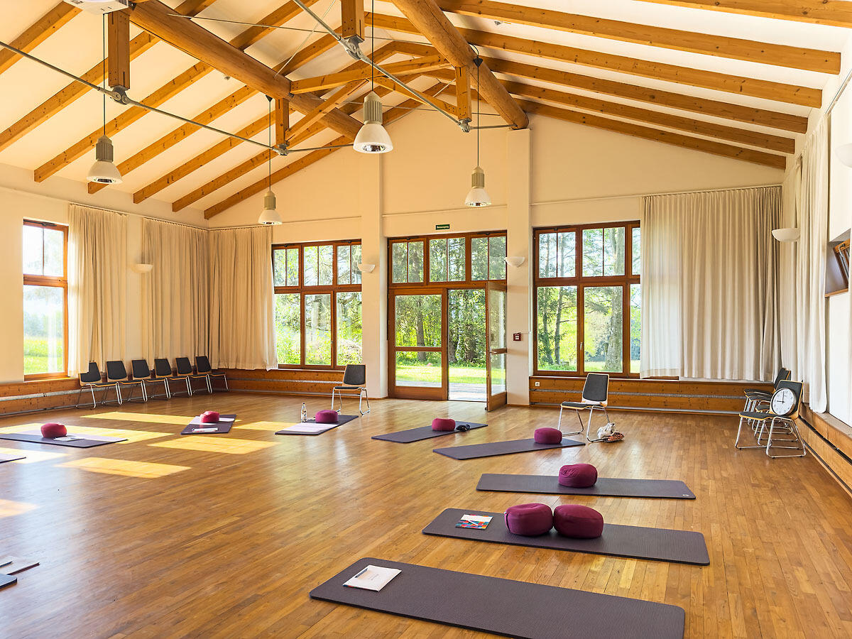 ZIST Großer Saal mit Yogamatten