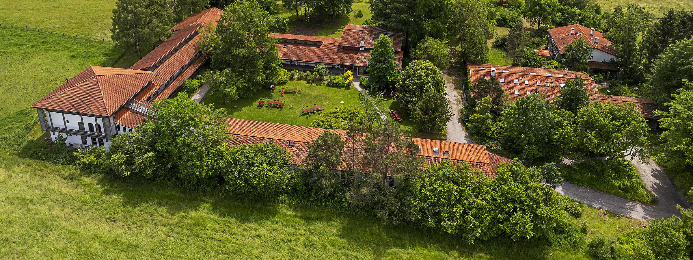 ZIST Seminarhaus von oben im Sommer
