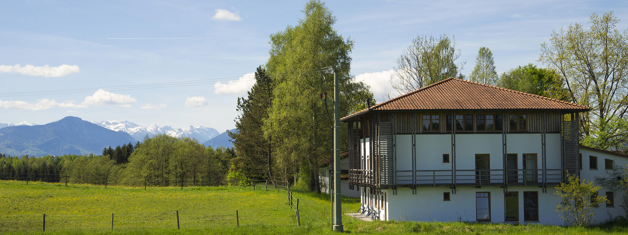 ZIST Gebäude im Sommer mit Alpenpanorama im Hintergrund