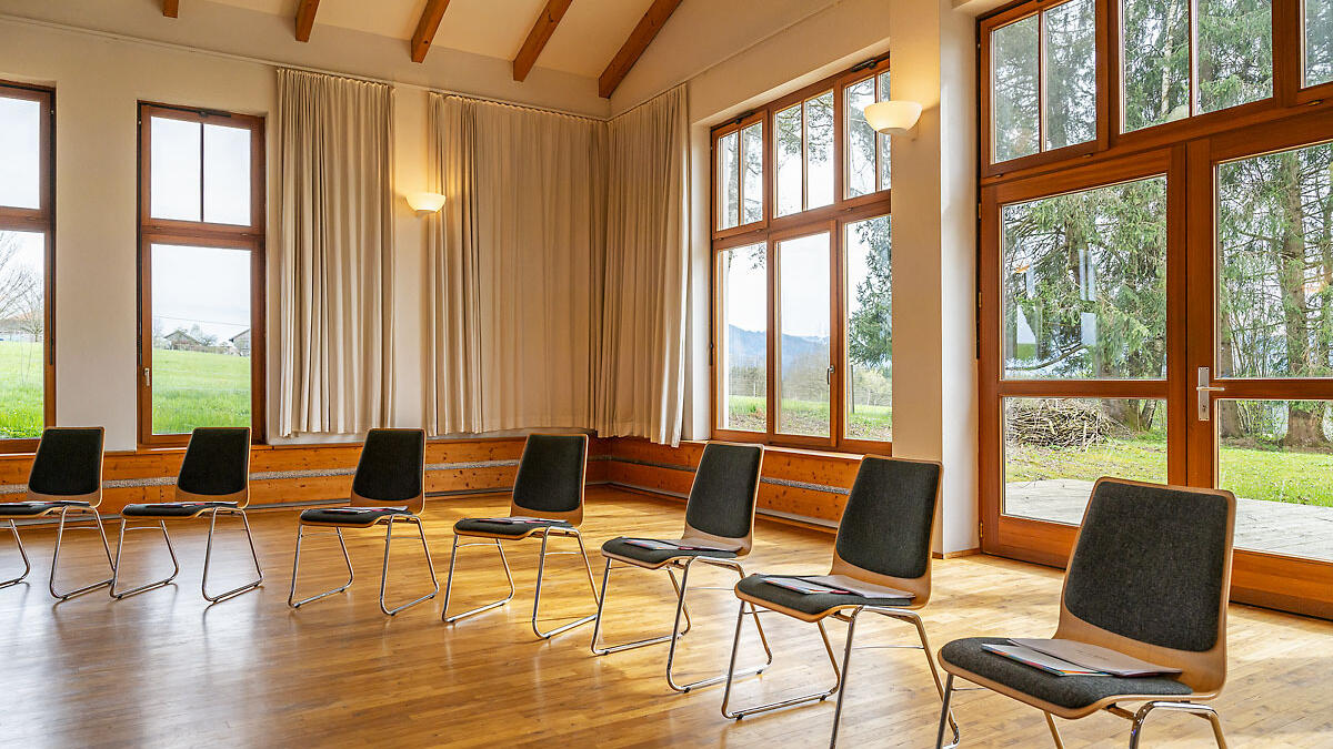 Bestuhlung im Saal mit Blick aus den Fenstern