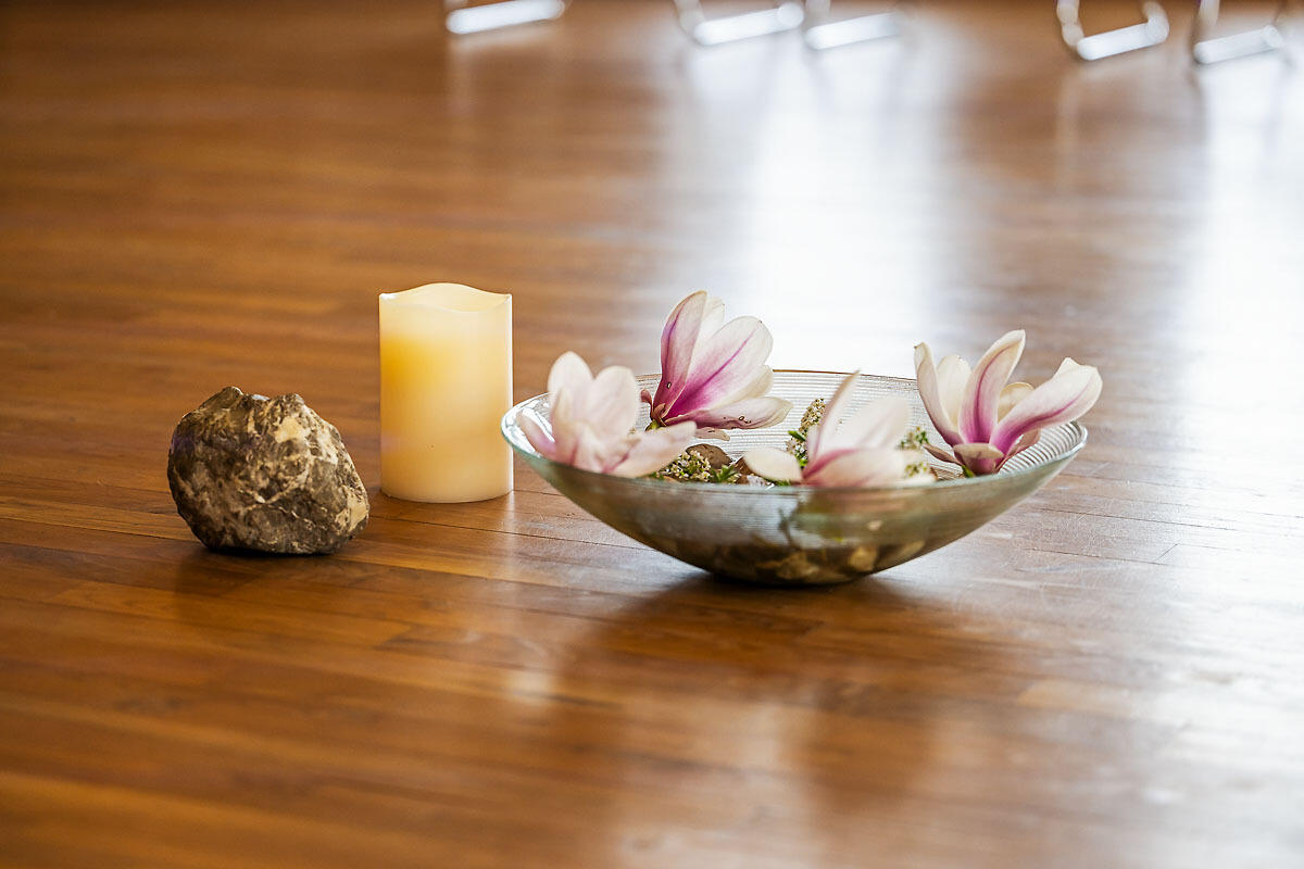 Blumenschale mit Magnolien, Stein und Kerze im Saal by EM