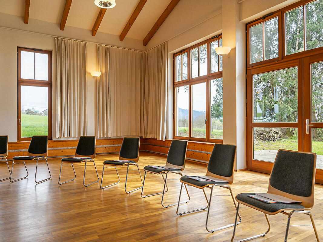 Bestuhlung im Saal mit Blick aus den Fenstern