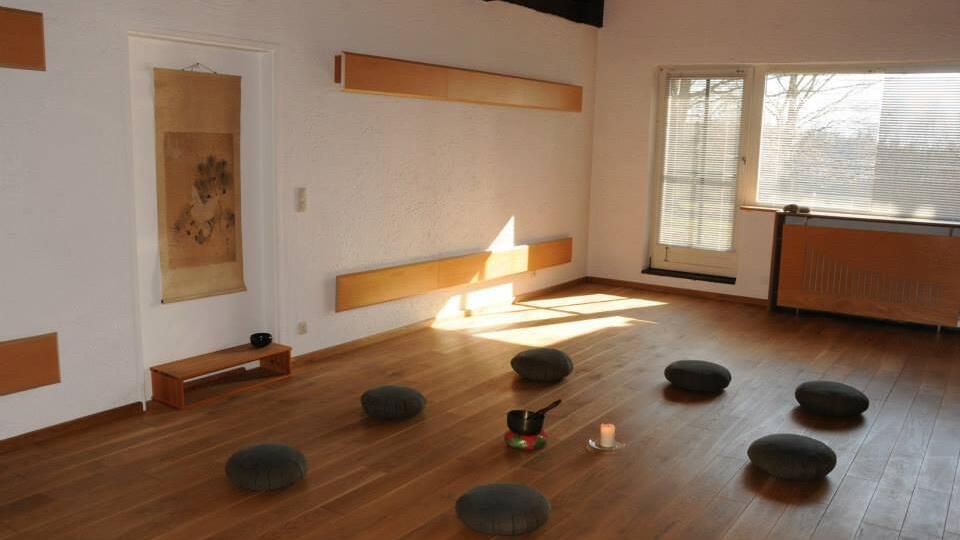 Seminarraum ZIST mit Yogakissen auf dem Boden