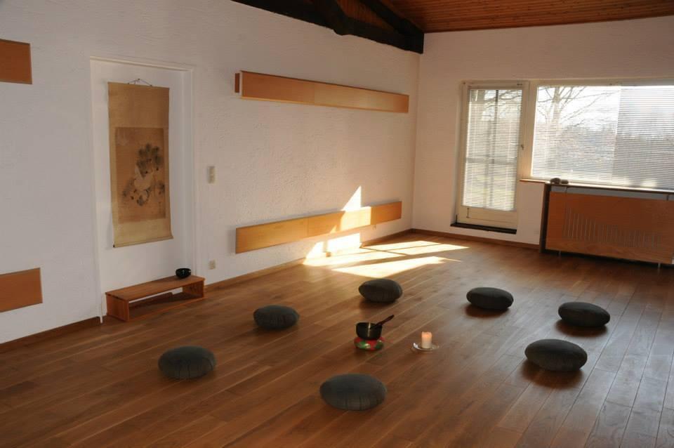 Seminarraum ZIST mit Yogakissen auf dem Boden