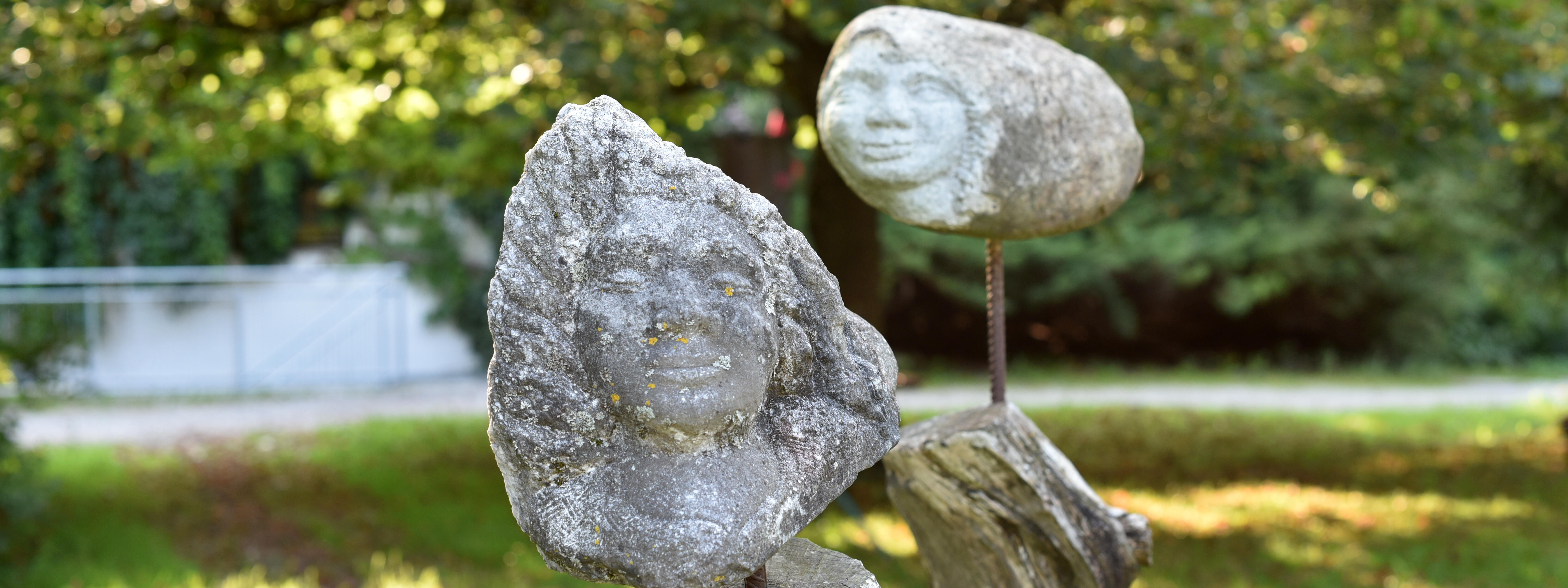 Steinköpfe im Garten von ZIST