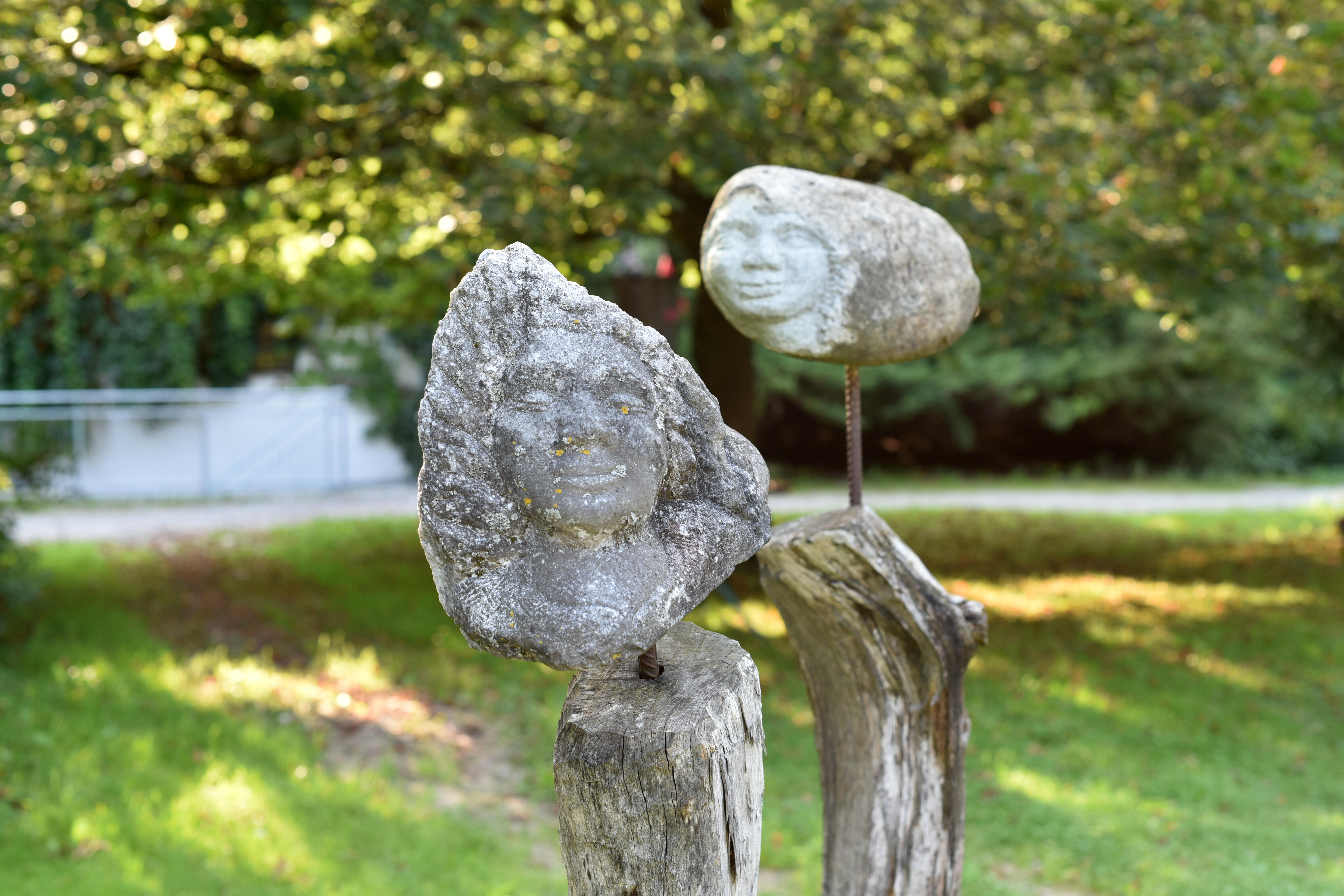 Steinköpfe im Garten von ZIST