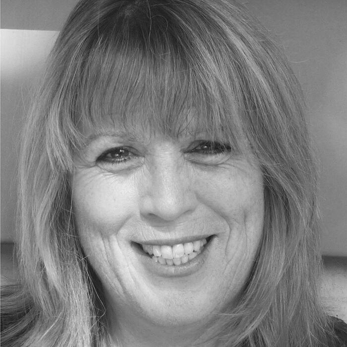 Ilse Schmidt-Zimmermann, Dipl.-Päd., Psychologische Psychotherapeutin, Lehrtherapeutin und Supervisorin für tiefenpsychologisch fundierte Psychotherapie (Psychodynamik, Formativer Prozess nach Keleman).