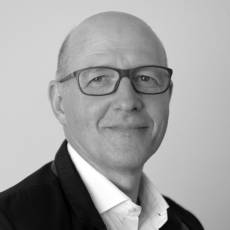 Michael Bachg ist Psychologischer Psychotherapeut sowie Kinder- und Jugendlichen-Psychotherapeut, Supervisor, Ausbilder, Begründer der Methode Feeling-Seen, Leiter des Feeling-Seen Institut und des Albert Pesso Institut.