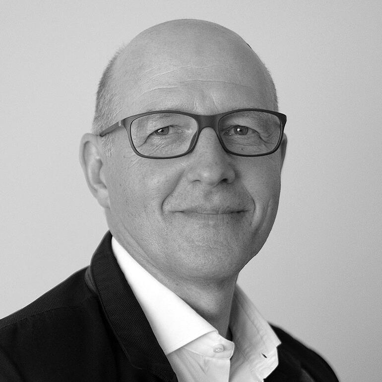 Michael Bachg ist Psychologischer Psychotherapeut sowie Kinder- und Jugendlichen-Psychotherapeut, Supervisor, Ausbilder, Begründer der Methode Feeling-Seen, Leiter des Feeling-Seen Institut und des Albert Pesso Institut.