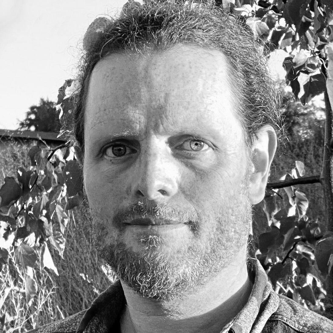 Christoph Keil, Dipl.-Psych., Psychologischer Psychotherapeut in tiefenpsychologisch fundierter Psychotherapie. Seit 2002 praktizierender Schüler im Diamond Approach. Nach zwölfjährigem Lehrertraining zertifizierter Diamond Approach Lehrer.