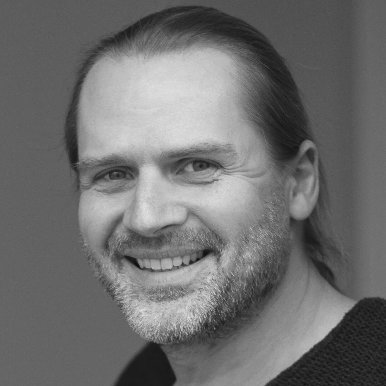 Martin Höhn ist Focusing-Berater und -Ausbilder (DFI), Hochschuldozent und Musikpädagoge. Studium der Elementaren Musikpädagogik. Ausbildungen in Focusing-Therapie und TaKeTiNa. Langjährige Tätigkeit als Gruppenleiter und Kreativtherapeut.