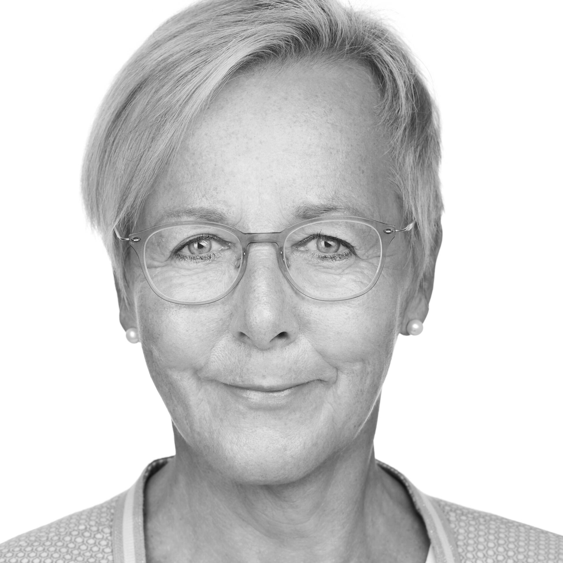 Barbara Innecken, Heilpraktikerin für Psychotherapie, Sprachtherapeutin und NIG-Dozentin, gründete das NIG Institut und verbindet Systemaufstellungen mit Traumatherapie.