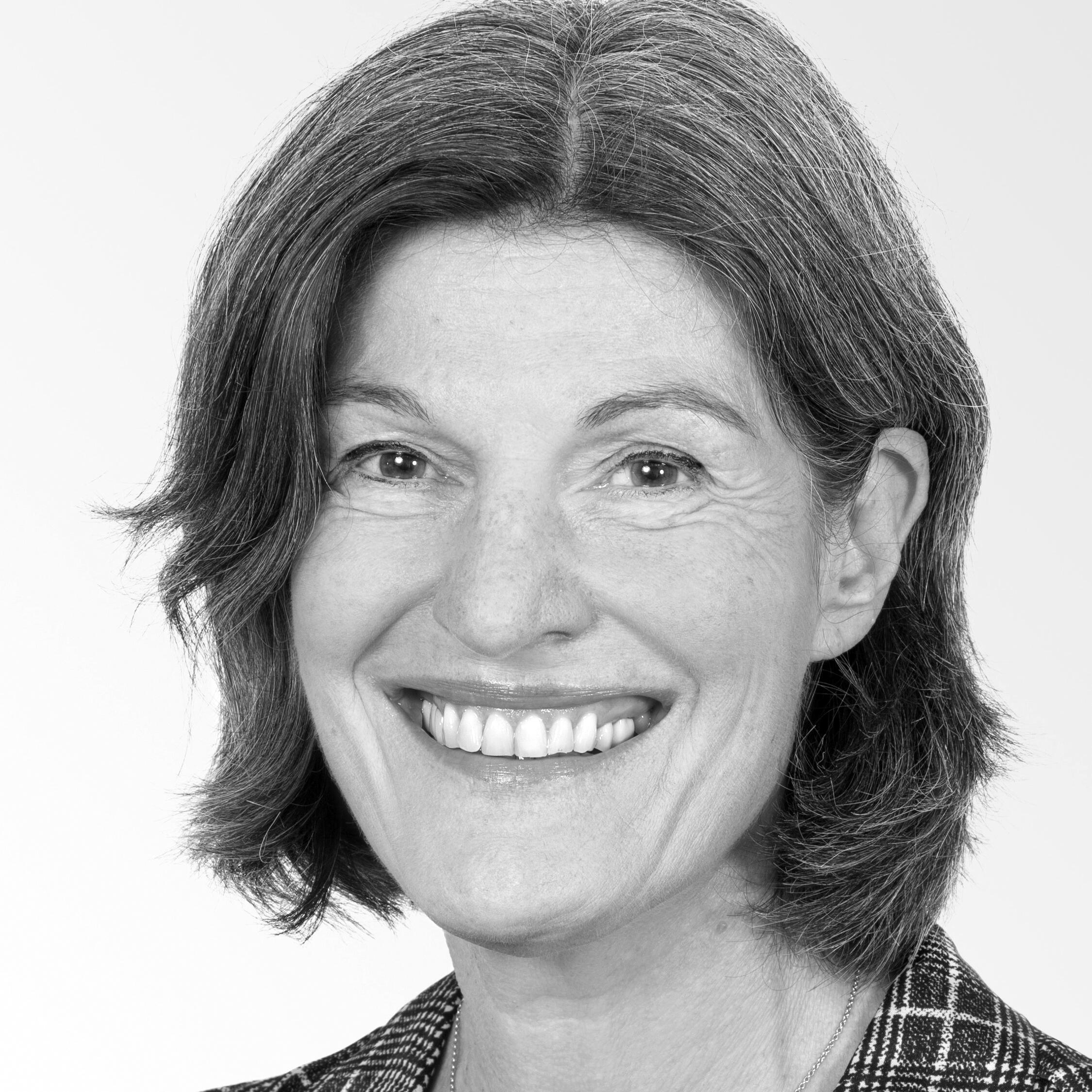 Doris Rothbauer, Heilpraktikerin für Psychotherapie, SE-Lehrerin und NARM-Therapeutin, leitet europaweit SE-Trainings und spezialisiert sich auf Traumaheilung und Entwicklungspsychologie.
