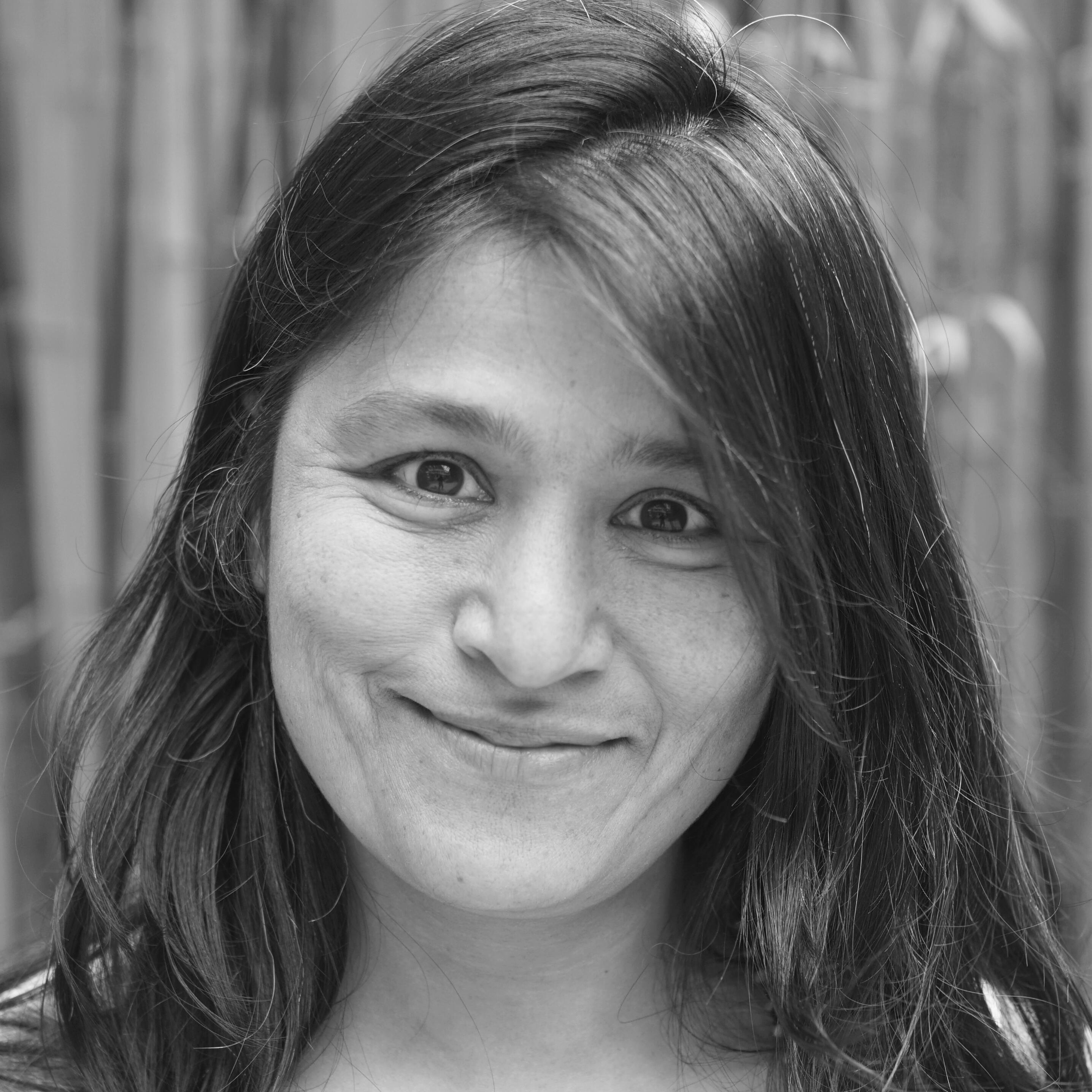 Devapria Gokani, Expertin für Ayurveda, Massage und Tanz, leitet internationale Workshops und Trainings. Ihre Arbeit vereint Körpertherapie und meditative Präsenz.