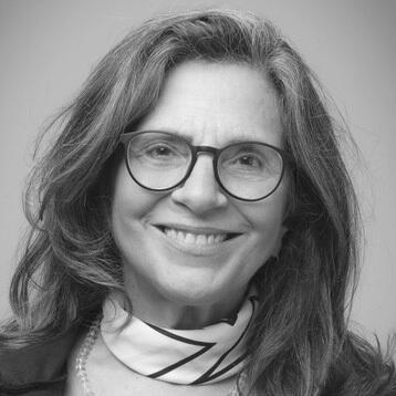 Evânia Reichert ist brasilianische Schriftstellerin, Journalistin und psychokorporale Therapeutin, die an der Escola Aberta Vale do Ser Kurse zu persönlichem Wachstum, Psychologie und Kultur leitet. Sie setzt sich für den Schutz von Kindern, Bildung und Ökologie ein und forscht zur Entwicklung der Kindheit und Charakterbildung.