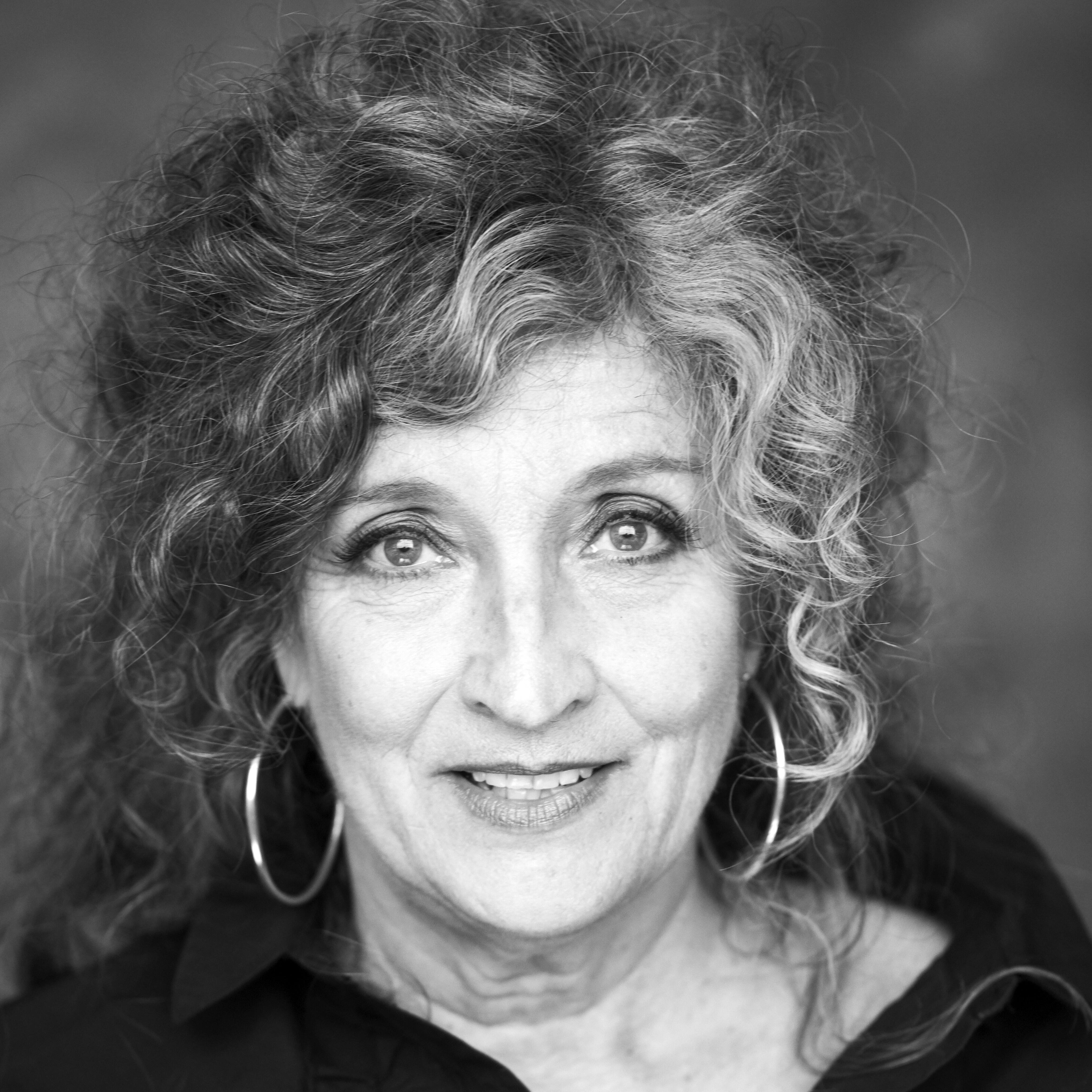 Sabine Bundschu ist Schauspielerin, Sängerin, Komponistin und TaKeTiNa Rhythmuspädagogin. Circle Singing Ausbildung bei Rhiannon. Gruppenleiterin TaKeTiNa, Stimme, Improvisation, Rhythmus Rahmentrommel. Referentin in ZIST.