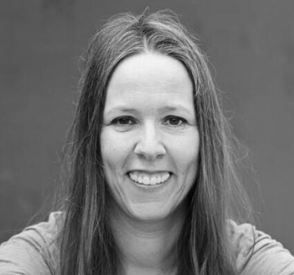 Ela Buchwald ist Heilpraktikerin, Traumatherapeutin (Somatic Experiencing) und ausgebildet in Bewusstseins- und Körperarbeit. Geprägt von der langjährigen Zusammenarbeit mit Diana Richardson (Slow Sex) liegt der Schwerpunkt ihrer Arbeit auf dem Thema Entspannte Sexualität und körperorientierte Therapie.