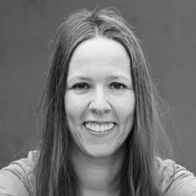Ela Buchwald ist Heilpraktikerin, Traumatherapeutin (Somatic Experiencing) und ausgebildet in Bewusstseins- und Körperarbeit. Geprägt von der langjährigen Zusammenarbeit mit Diana Richardson (Slow Sex) liegt der Schwerpunkt ihrer Arbeit auf dem Thema Entspannte Sexualität und körperorientierte Therapie.