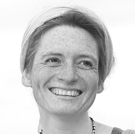 Susanne Kraft ist Begleiterin für innere Entwicklung, Kunsttherapeutin, Bestatterin und Trainerin für Gewaltfreie Kommunikation. Tätig in Trauerbegleitung und künstlerischer Arbeit.