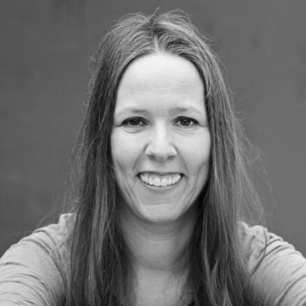 Ela Buchwald ist Heilpraktikerin, Traumatherapeutin (Somatic Experiencing) und ausgebildet in Bewusstseins- und Körperarbeit. Geprägt von der langjährigen Zusammenarbeit mit Diana Richardson (Slow Sex) liegt der Schwerpunkt ihrer Arbeit auf dem Thema Entspannte Sexualität und körperorientierte Therapie.