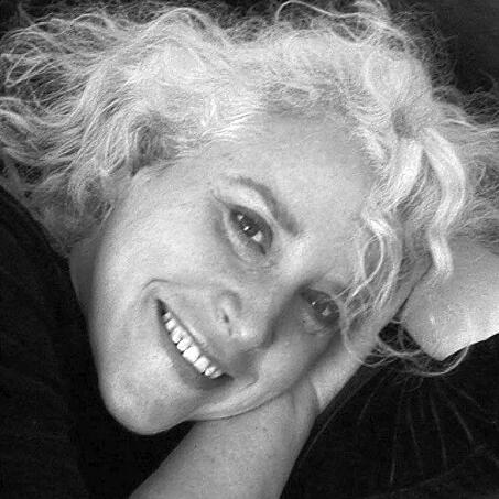 Lisa Sokolov, M.A., CMT, Professorin an der NYU, Pionierin der Stimmtechniken in Musiktherapie, leitet das Institute for Embodied Voice Work, gibt Konzerte und Workshops weltweit.