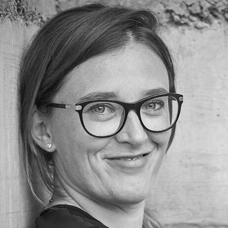 Angela Mende, Wirtschaftspsychologin und Qigonglehrerin, verbindet Coaching, Qigong und Aufstellungsarbeit für persönliches Wachstum und authentische Veränderung.