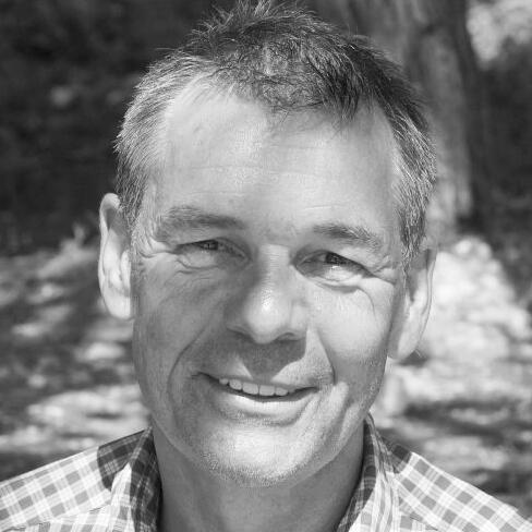 Uwe Minde, Dipl.-Psych., Verhaltenstherapeut und PBSP-Therapeut, verbindet Psychotherapie mit Zen-Training und leitet seit 1998 eine Praxis in Darmstadt.