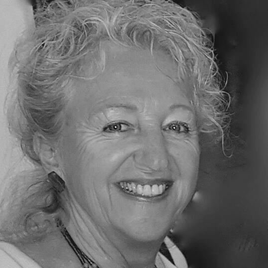 Irmgard Schmelcher-Haimerl, Dipl.-Sozialpädagogin und Heilpraktikerin für Psychotherapie, spezialisiert auf Bioenergetik, Psychotraumatologie und IFS-Therapie.