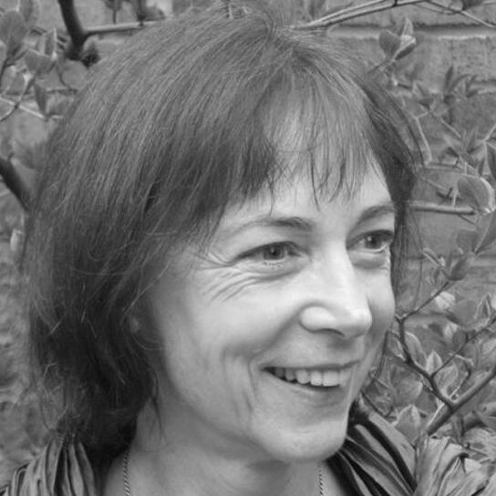 Angela Klopstech ist Psychologische Psychotherapeutin, Ausbilderin für Bioenergetische Analyse, spezialisiert auf Körperpsychotherapie, Gestalt- und Tanztherapie.