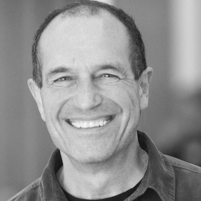 Russell Delman ist ein Experte für somatische Psychologie, Zen-Meditation und Feldenkrais. Mit The Embodied Life™ verbindet er Achtsamkeit, Bewegung und Selbsterforschung für persönliches Wachstum.