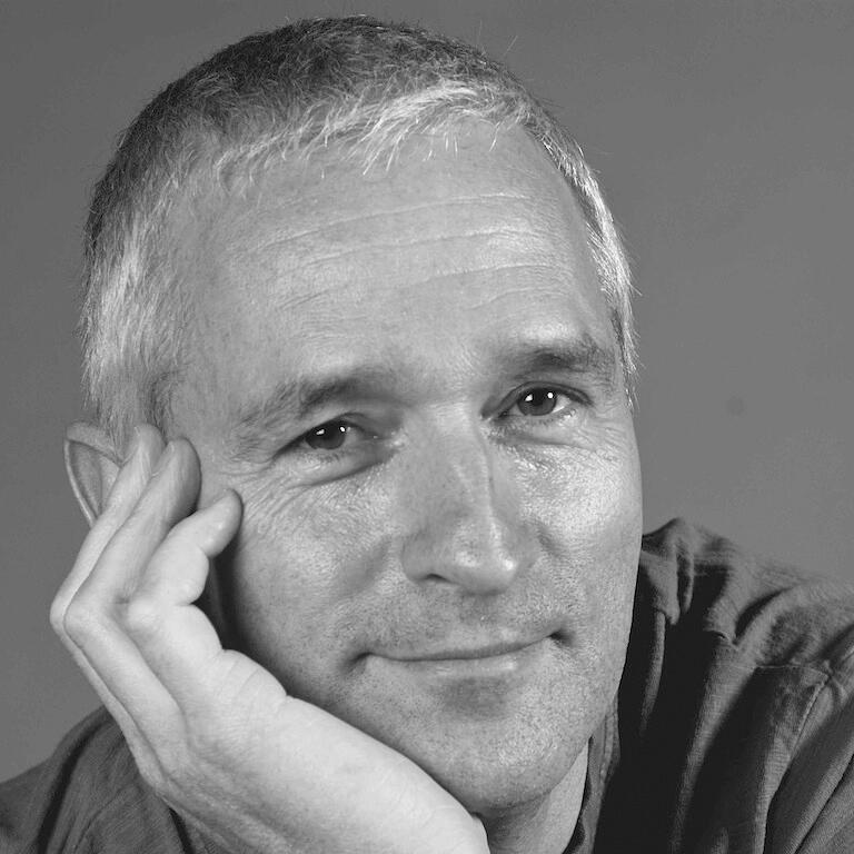 Dietmar Mitzinger leitet in ZIST die Yoga-Basierte-Traumatherapie (YBT) Fortbildung