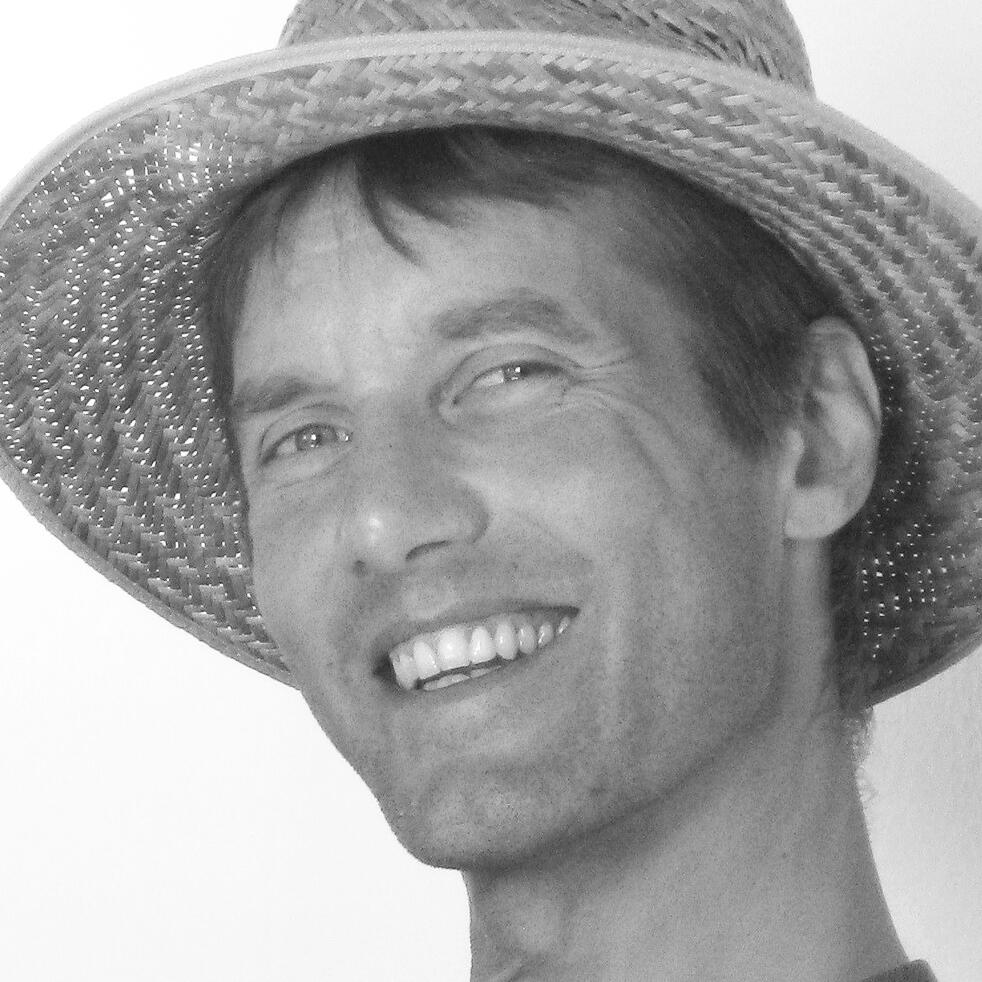 Michael Kraft, Archäologe, Berater für ökologische Projekte, Naturkost-Unternehmer, Bestatter und Trainer für Gewaltfreie Kommunikation, tätig in sozialem und nachhaltigem Engagement.