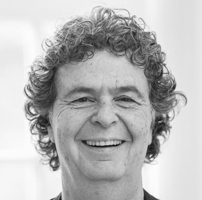 Cherif Chalakani ist Begründer der Körper-, Bewegungs- und Atemarbeit innerhalb der internationalen SAT Schule. Ausgebildet in klientenzentrierter Psychotherapie. Referent in ZIST.