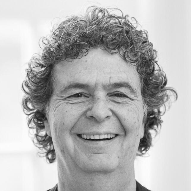 Cherif Chalakani ist Begründer der Körper-, Bewegungs- und Atemarbeit innerhalb der internationalen SAT Schule. Ausgebildet in klientenzentrierter Psychotherapie. Referent in ZIST.