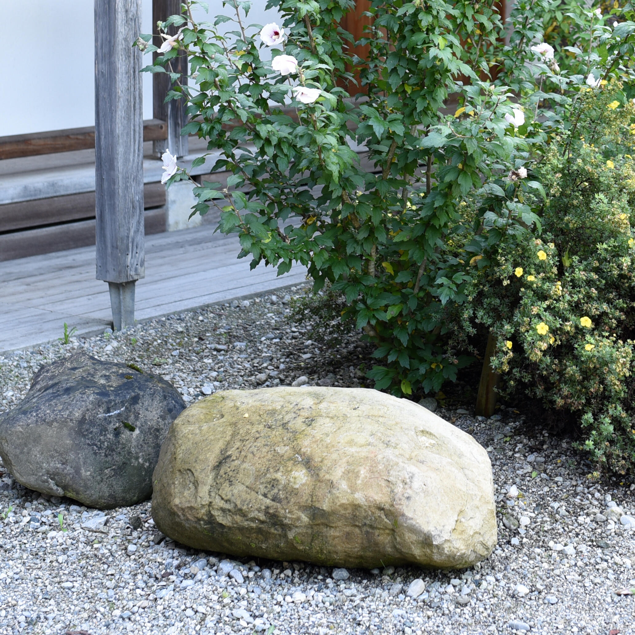 Steine im Hof des ZIST Seminarhauses