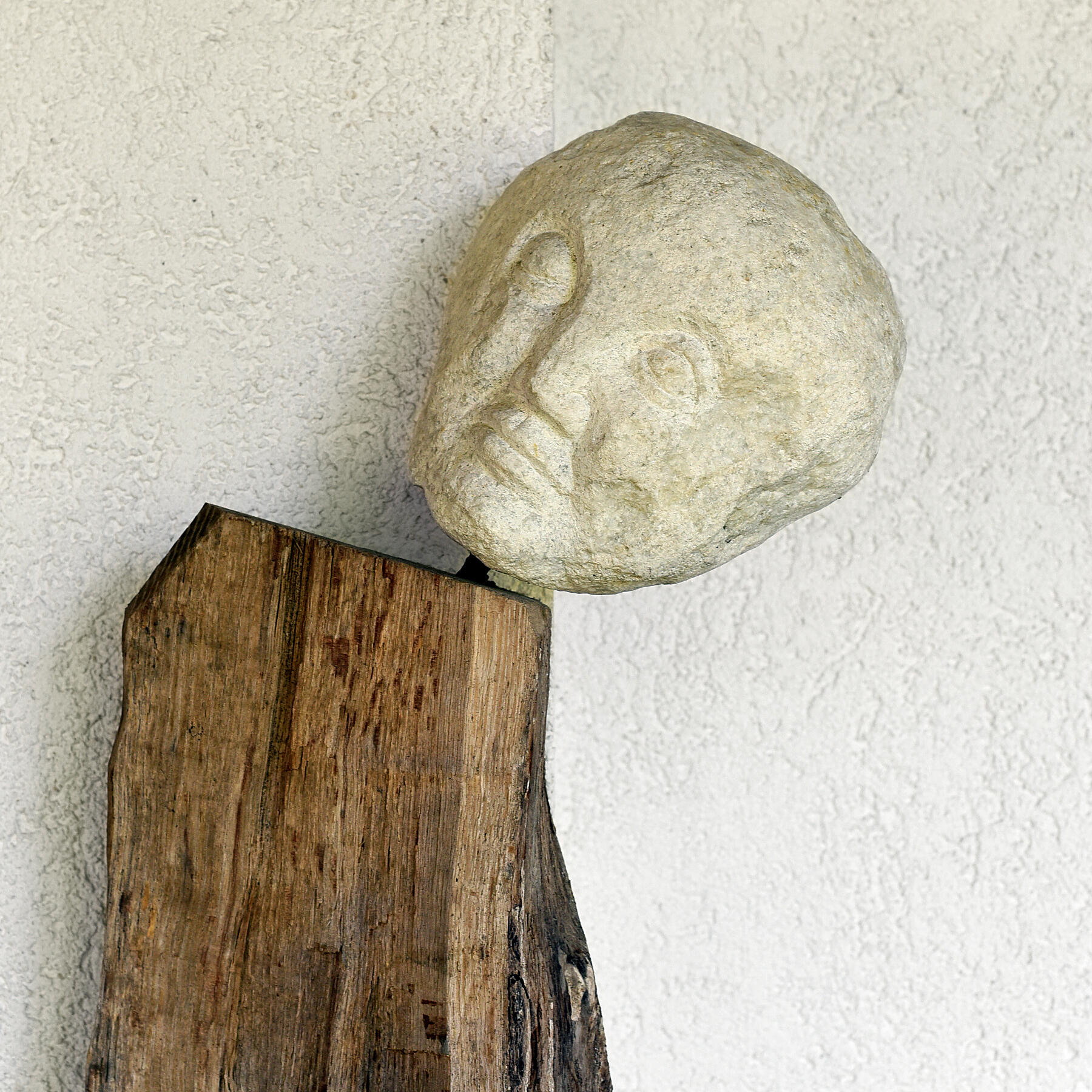 Steinskulptur - Kopf auf Holz in ZIST