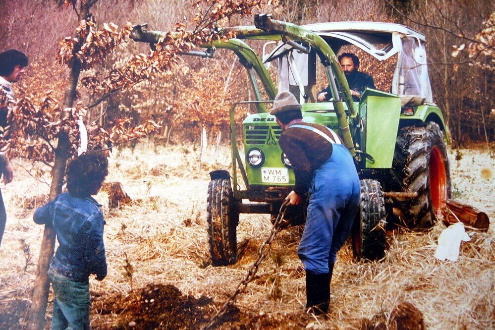 Wolf Büntig auf Traktor pflanzt einen Baum