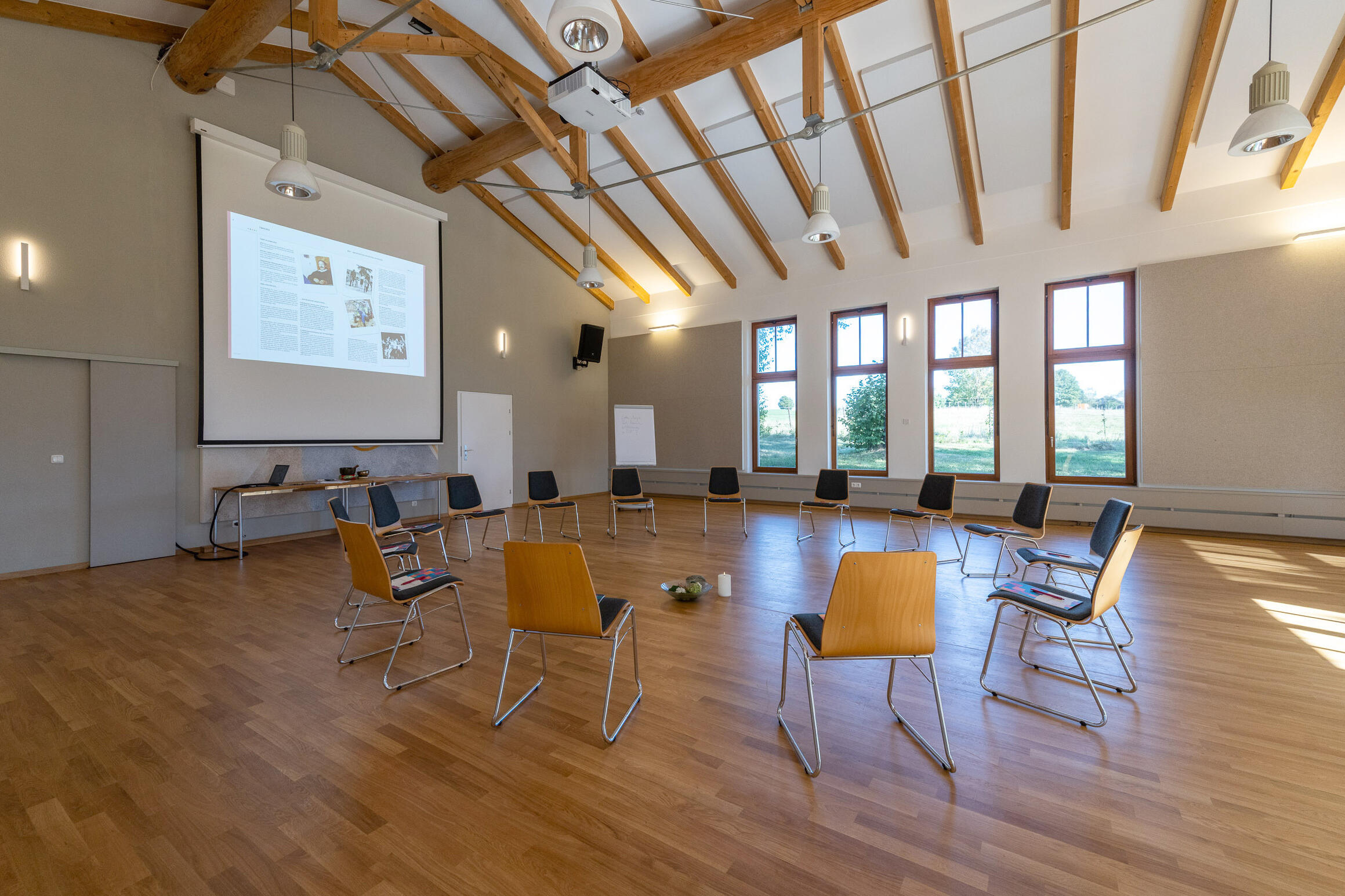 Projektor und Leinwand im ZIST Saal