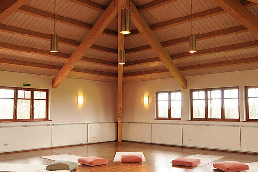 Zist Turmzimmer im Neubau mit Yogamatten auf dem Boden bilden einen Kreis