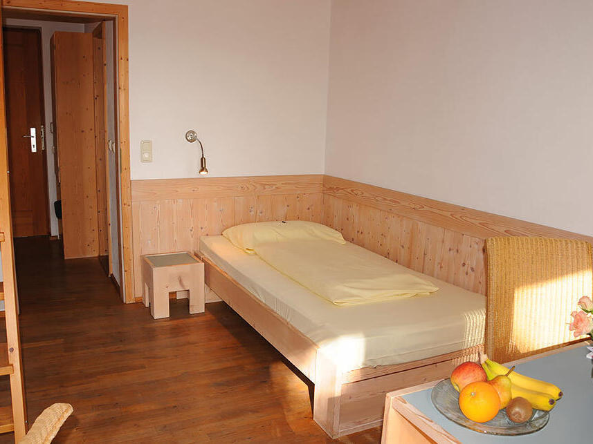 Zist Unterkunft im Neubau mit Bett im Hintergrund auf das die Sonne schient