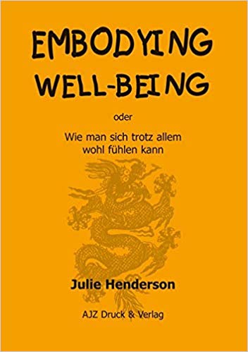 Buchtitel mit schwarzer Schrift auf goldfarbenem Hintergrund mit grau eingefärbtem chinesichem Drachen hinterlegt und dem Text: Emboying Well-Being oder Wie man sich trotz allem wohl fühlen kann. Autorin Julie Henderson, AJZ Druck & Verlag.