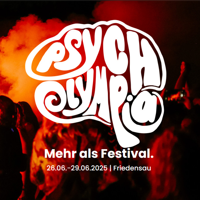 Schriftzug Psycholympia und Untertitel "Mehr als Festival" mit Datum und Ort in Weißer Schrift vor orange-schwarzem Hintergrund, der tanzende Menschen rund um ein Feuer andeutet