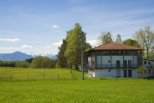 ZIST vor Alpenpanorama